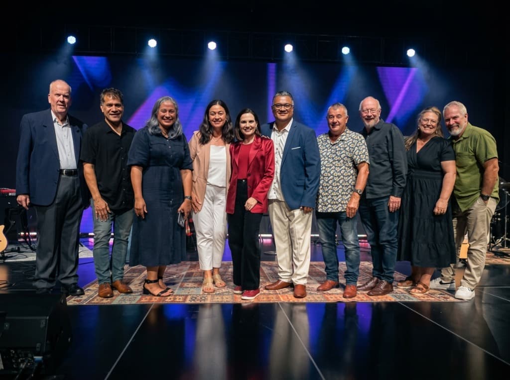 David & Tina Vaka on stage with keynote leaders and delegates at the ROAR Leaders Summit